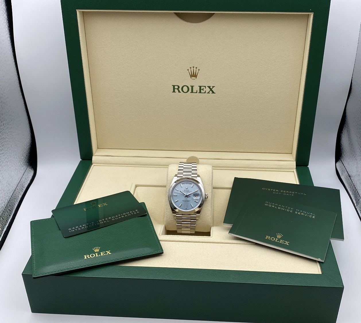Rolex Day-Date 40 Platinum - 228206